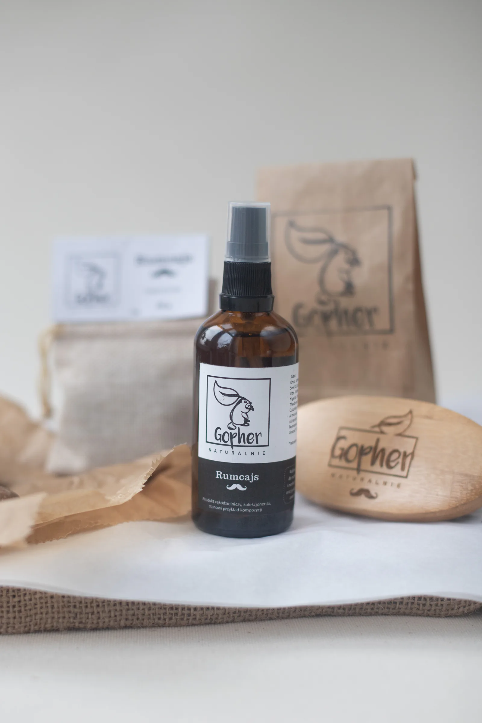 Naturalne kosmetyki Gopher Naturalnie pokazane w aranżacji produktowej